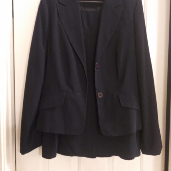 Suit - Picture 2 of 4